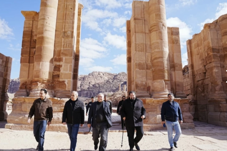 وزير السياحة: البترا تشهد تحسناً ملموساً في حركة الزوار وعام جديد مبشر