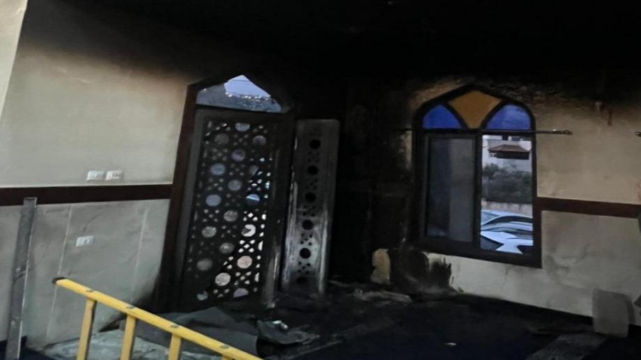 مستوطنون يحرقون مسجدًا ويخطّون شعارات عنصرية غرب نابلس