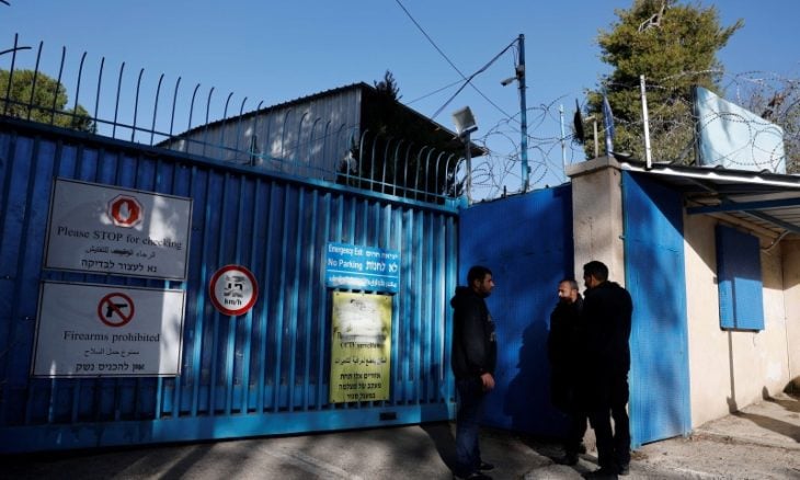 وزير الطاقة الإسرائيلي يشرف على قطع الكهرباء والمياه عن مقار الأونروا في القدس