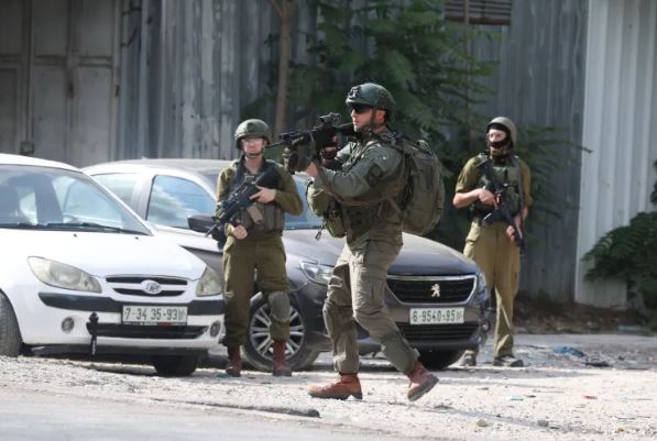 إصابة فلسطينيين برصاص مستوطنين بالخليل والاحتلال يصعد اعتداءاته