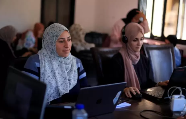 قطاع العمل عن بُعد في غزة على المحك ..  دعوات عاجلة لدعم الكفاءات 