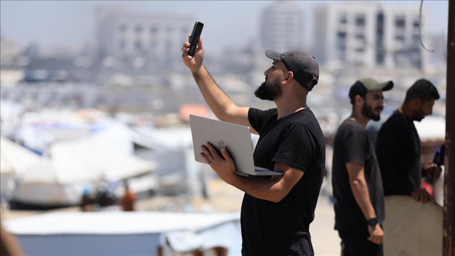 حين انقطع الاتصال… كيف فقد الغزيون وظائفهم عن بُعد تحت وطأة الحرب؟ 