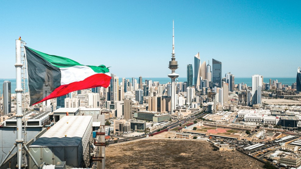 الكويت: السيطرة على حريق مجمع سكني بعد استهدافه بمسيرة إيرانية  