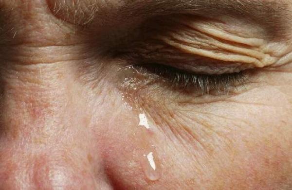أسباب زيادة تدمع العين لدى كبار السن