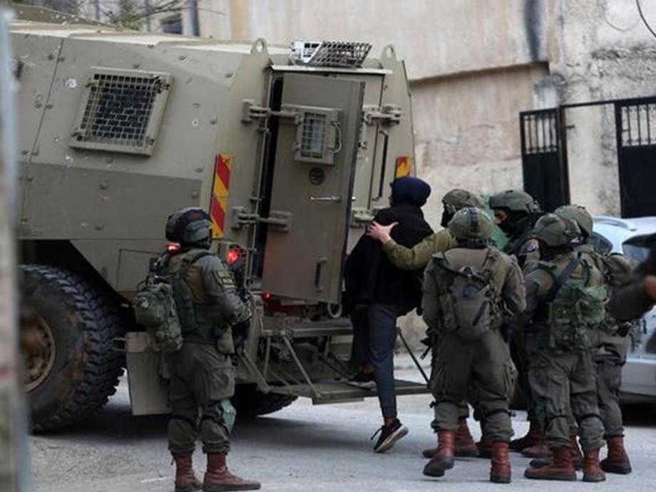 الاحتلال يعتقل 6 فلسطينيين ويحتجز العشرات خلال اقتحامات بالضفة  