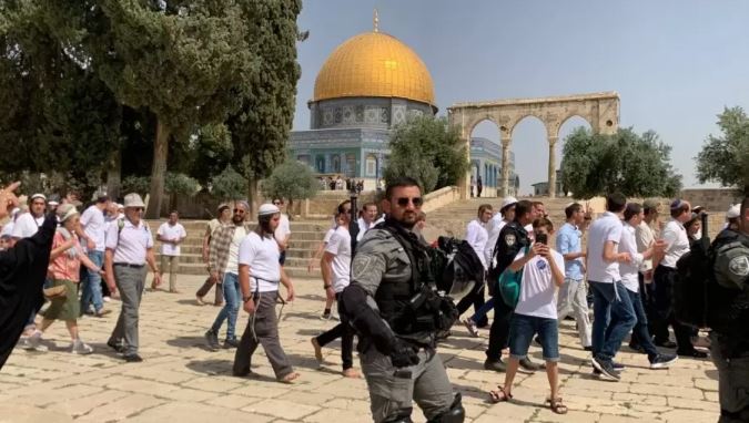 مستوطنون يقتحمون الأقصى وسط حماية مشددة من قوات الاحتلال 
