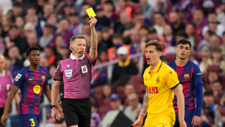 9 بطاقات تشوه صافرة ديربي كتالونيا