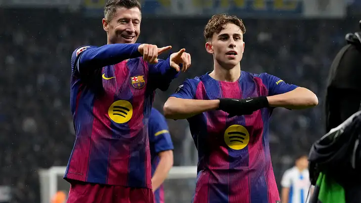 اقترب من برشلونة؟ ..  "خليفة ليفاندوفسكي" يظهر في مدرجات ديربي كتالونيا