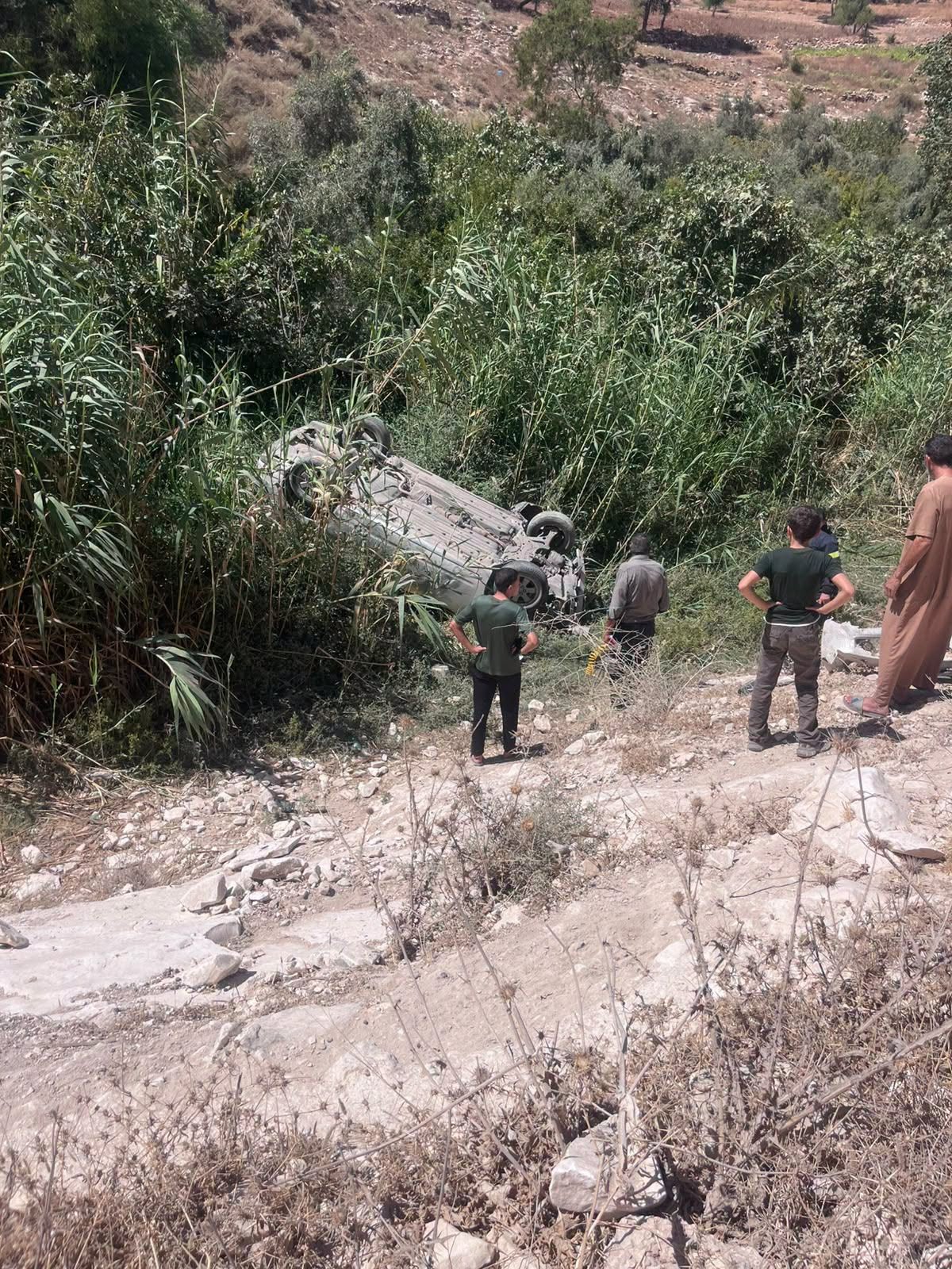 نجاة معلمين من حادث تدهور مركبتهما في وادي راحوب بالمغير