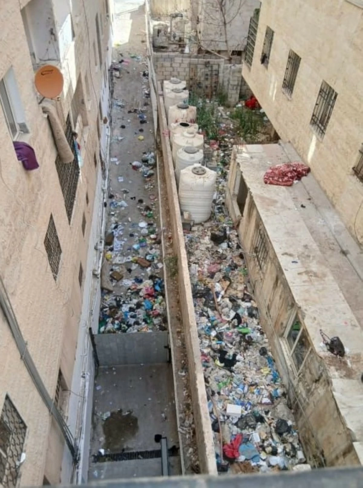 العزام: إجراءات قانونية للبنايات التي ترمي النفايات بشكل عشوائي