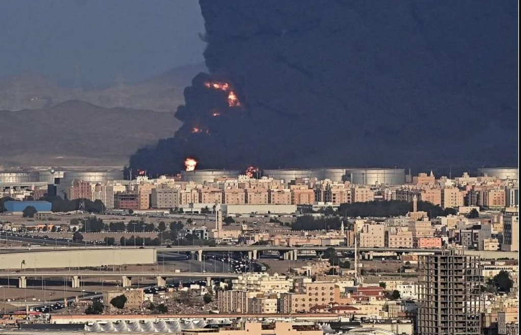 استهداف منشأة نفطية في رأس تنورة بطائرة مسيّرة واندلاع حريق كبير