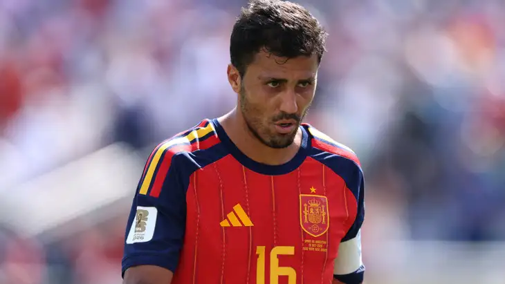 من منصة التتويج إلى غرفة العمليات ..  رودري يضرب السيتي والريال في مقتل