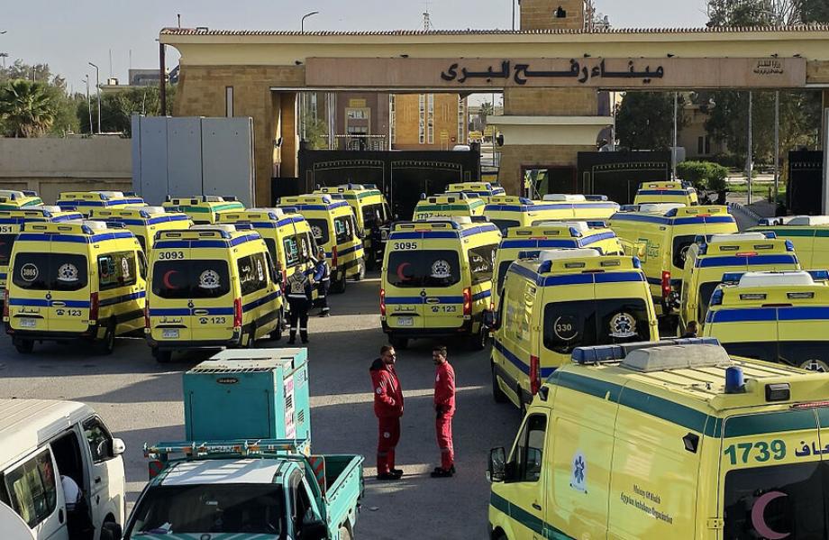 الهلال الأحمر: إجلاء 40 فلسطينيا عبر معبر رفح وسط قيود إسرائيلية