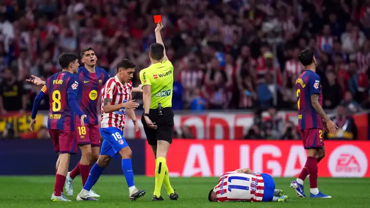 تناقض محير بين خبراء التحكيم ..  هل يستحق جيرارد مارتن الطرد أمام أتلتيكو؟