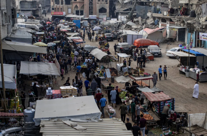 بالغراء والصبر… فلسطينية تُعيد الحياة للأوراق النقدية الممزقة في أسواق غزة المحاصرة