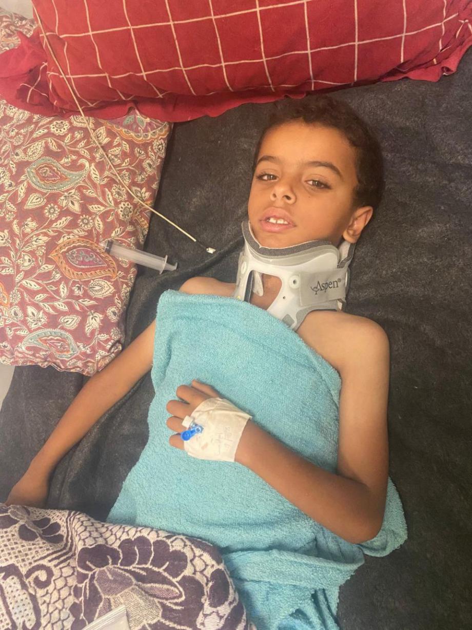 الطِّفل أبو لولوي يتساءل: متى سأمشي مجدَّدًا وألعب مع إخوتي؟  