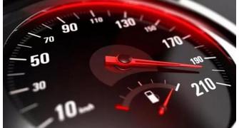 ضبط مركبة تسير بسرعة 208 كم/س على طريق خارجي