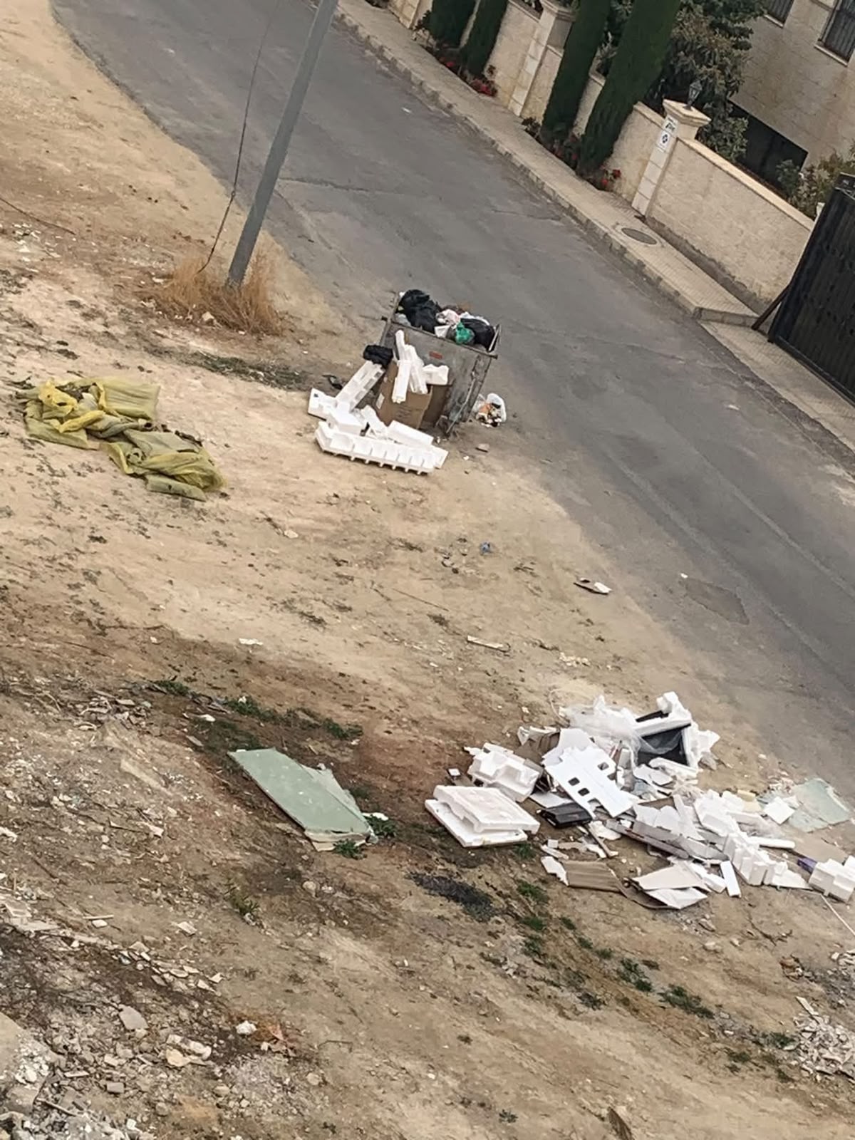 سيارة النفايات تفرّغ الحاوية وتترك المخلفات في الشارع بمنطقة الظهير