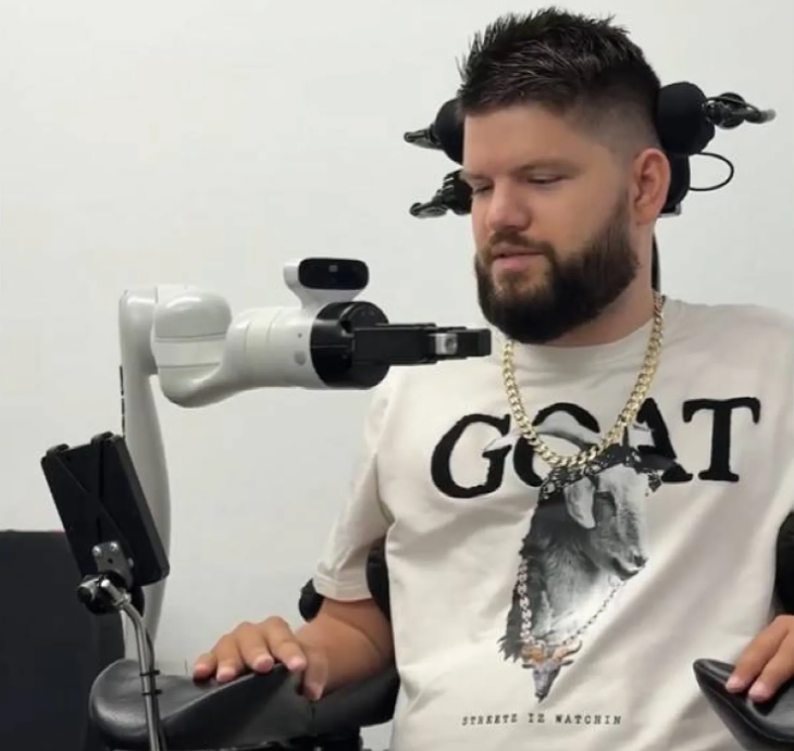 شريحة دماغية تُمكّن المرضى من تحريك أطراف روبوتية بمجرد التفكير