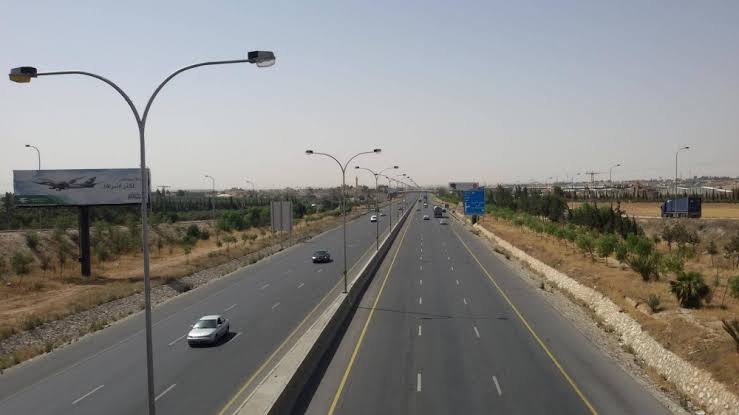 قيادة متهورة وخطيرة على طريق المطار والأمن يضبط المركبة وصاحبها 