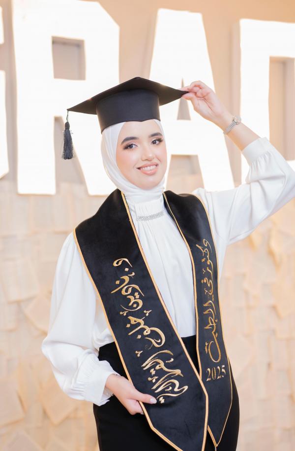 الدكتورة نادين خلف القرالة  ..  مُبارك التخرج من كلية الطب