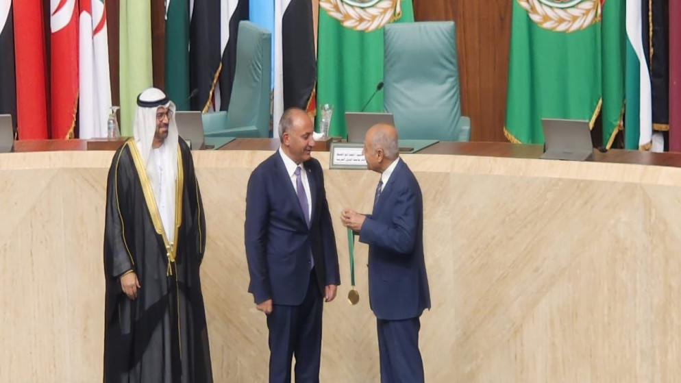 الشواربة يتسلّم جائزة التميز الحكومي كأفضل مدير بلدية عربية