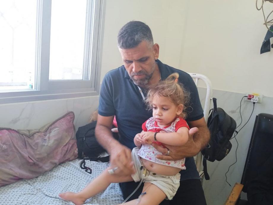 في غرفة الانتظار ..  الطفلة "آية" تقاوم الغياب وتنشد الحياة  