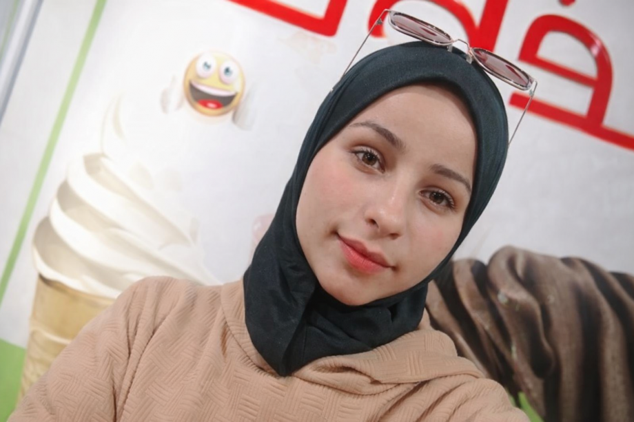 شظيةٌ واحدةٌ سلبت ندى جمالها وحلمها الدراسي  