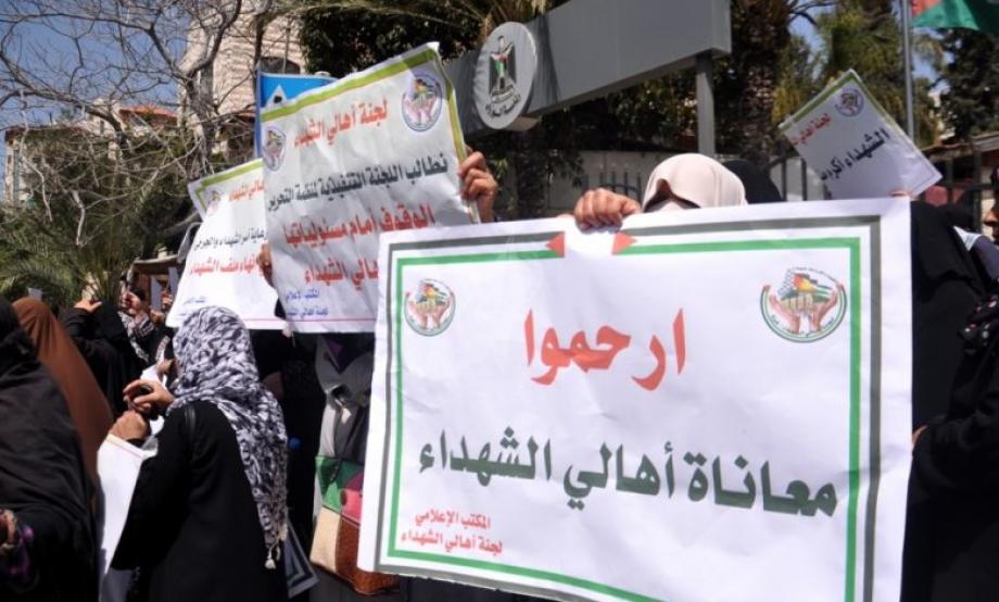 غضب واسع بين أهالي الشهداء والجرحى بعد قرار عباس وقف رواتبهم 