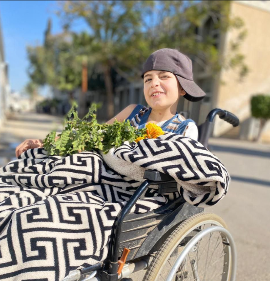 الطِّفل أمين يصارع مرارة الفقد والإصابة بانتظار العلاج في الخارج 