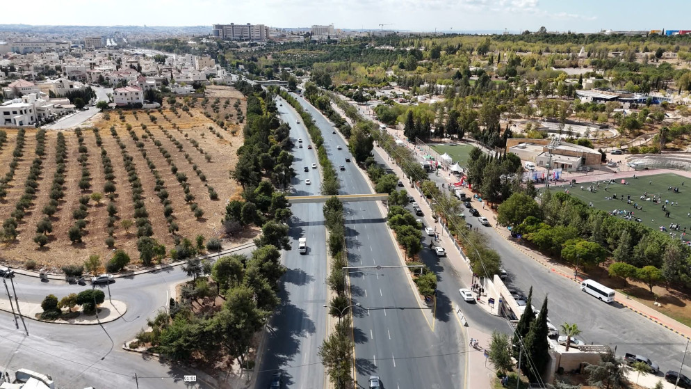 تحويلات مرورية لتركيب جسر مشاة في شارع الملك عبدالله الثاني 