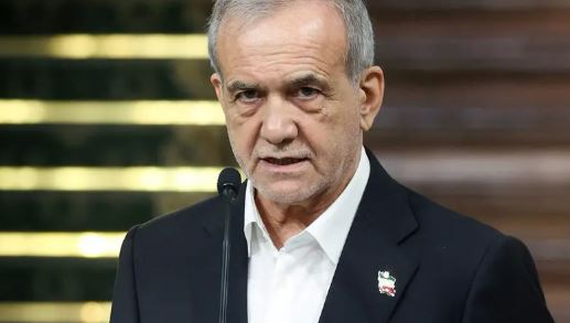 الرئيس الإيراني : يجب رفع سعر البنزين