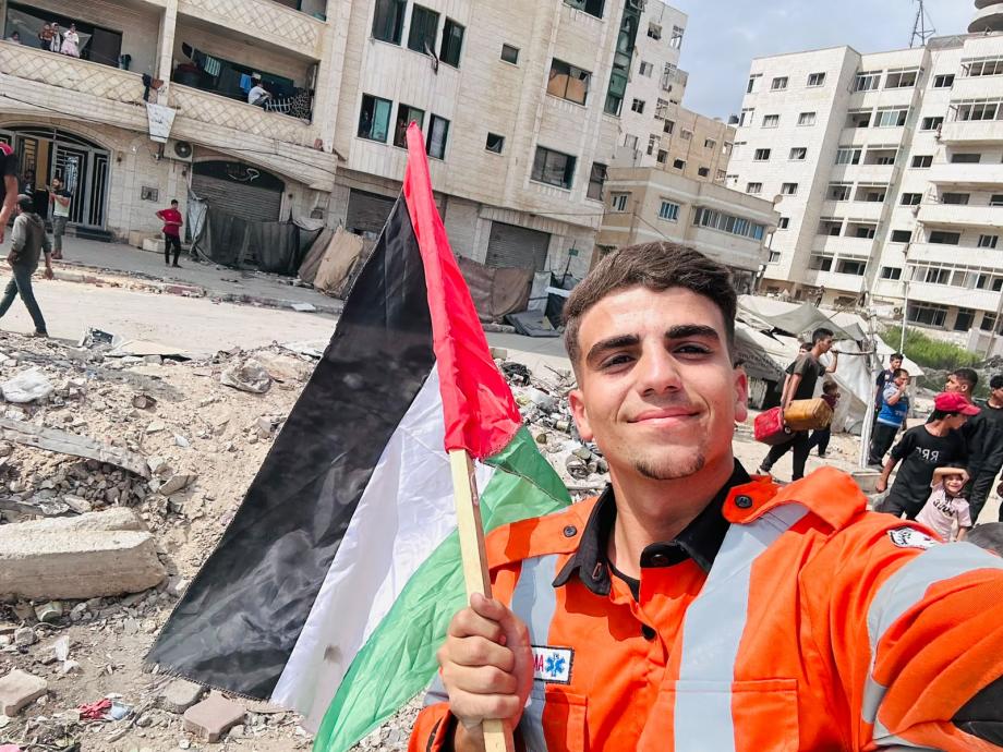  بين حلم الدراسة واستغاثة الضحايا ..  إبراهيم الهندي يصبح بطلاً في الإنقاذ 