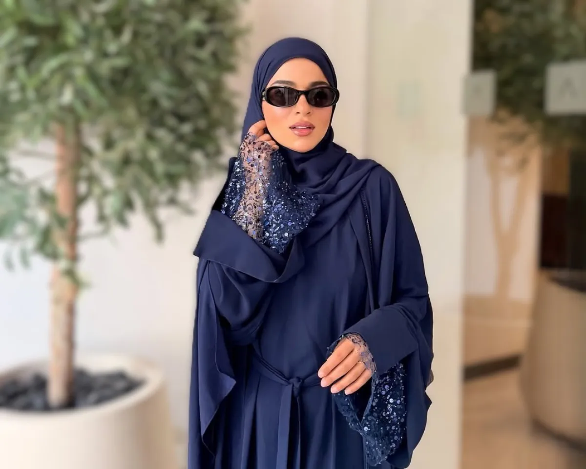 أجمل العبايات المطرزة بالترتر والكريستال اللامع بأسلوب مدونات الموضة