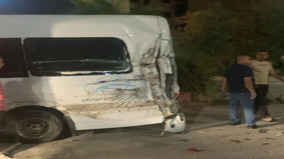 جنين  ..  آليات الاحتلال تصدم حافلة تقل حجاجا بشكل متعمد 