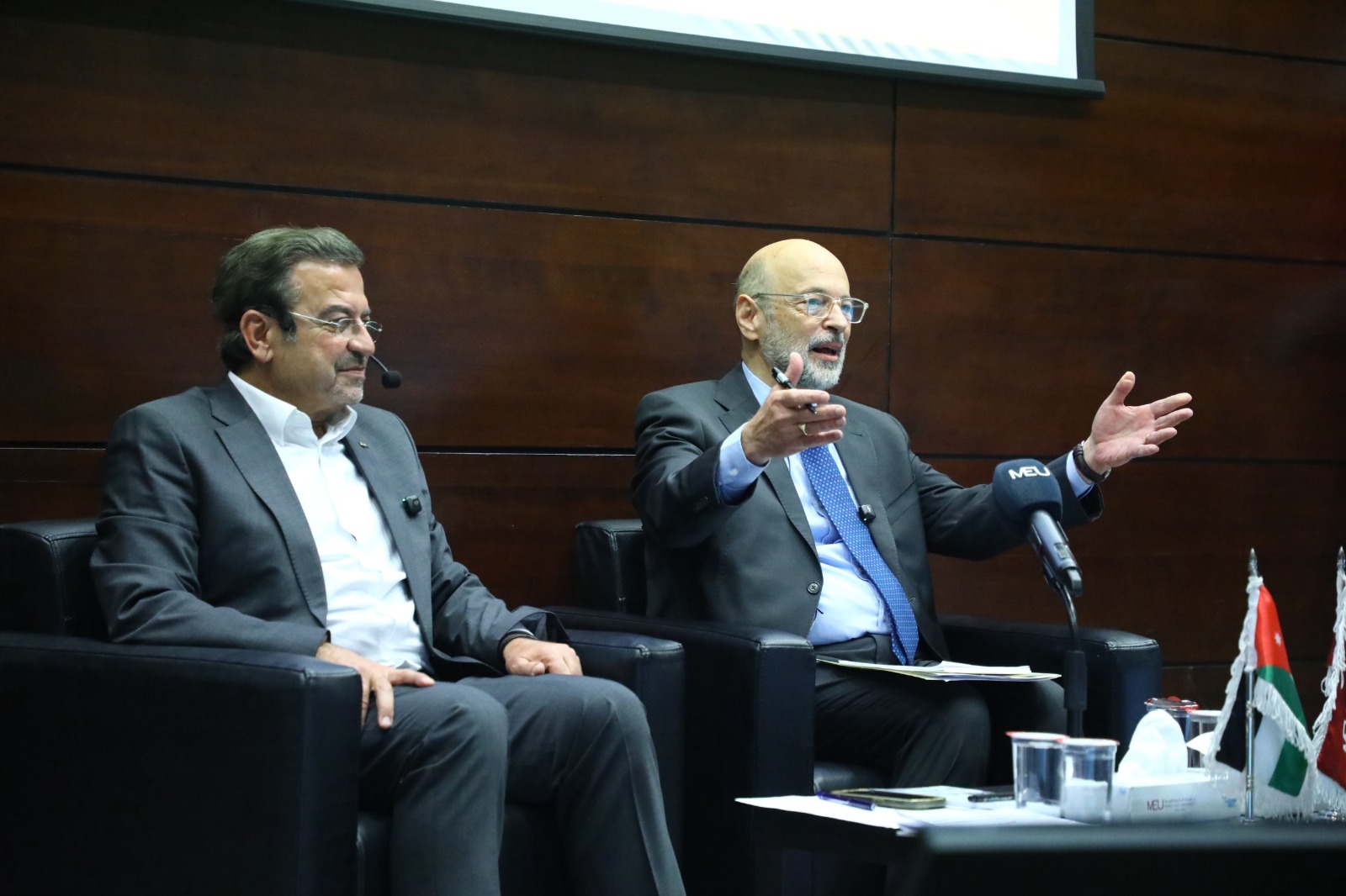  الرزاز في حوارات "الشرق الأوسط": العالم يعيد تشكيل نفسه وتمكين الشباب مفتاح حماية الأردن