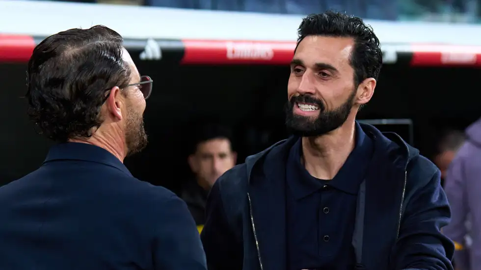 أربيلوا يواجه 10 مصائب في ريال مدريد بالضحك