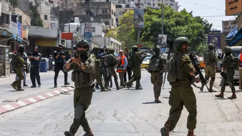 الاحتلال يشنُّ حملة اعتقالات ومداهمات في الضفة الغربية  