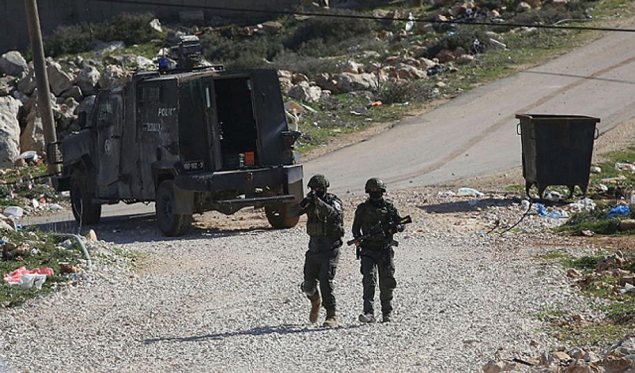 إصابة شاب واعتداء على مسعفين واقتحامات لبلدات بالضفة الغربية  