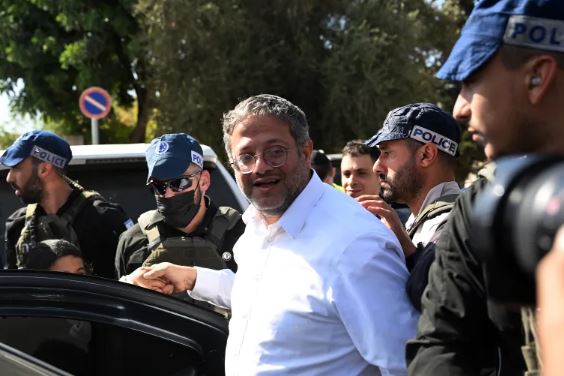 "إسرائيليون" يلاحقون بن غفير ويدعون للتظاهر من أجل الأسرى 