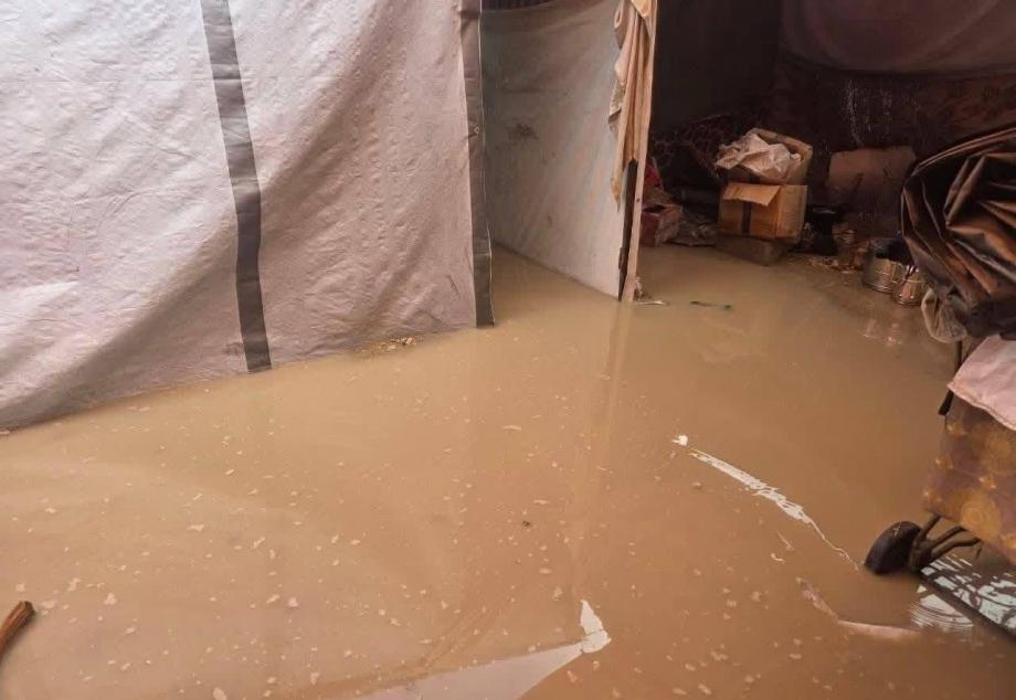 النازحون في المواصي ..  مأساة تتكرر مع كل هطول للأمطار 