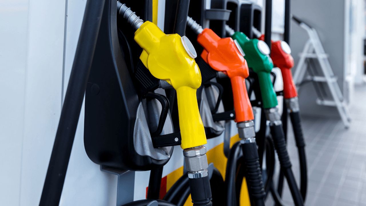 تخفيض أسعار المحروقات: البنزين 90 ينخفض 20 فلسًا، 95 بـ25 فلسًا، السولار 60 فلسًا، والكاز إلى 590 فلسًا
