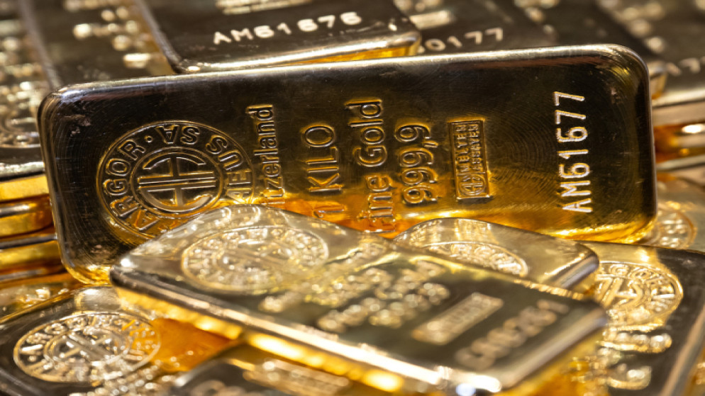 الذهب ينخفض مع ارتفاع الدولار وتراجع توقعات خفض أسعار الفائدة