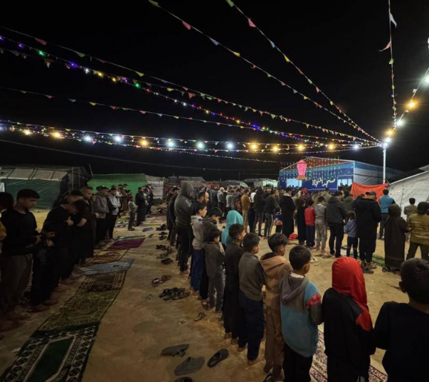 التراويح في غزة… شعائر تُقام بين الركام وتحت ضوء الهواتف  