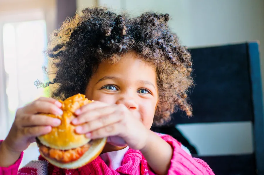 عادات غذائية تدمر كلى طفلك في صمت تعرفي إليها