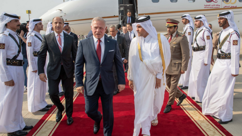 الملك يصل إلى الدوحة للمشاركة في القمة العربية الإسلامية الطارئة