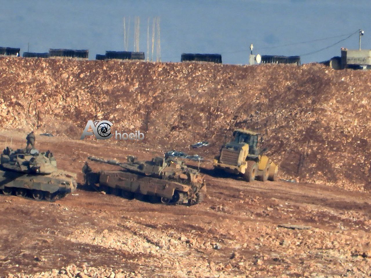 انتشار دبابات إسرائيلية قرب "جبل الباط" بالتزامن مع بناء جدار جنوب لبنان