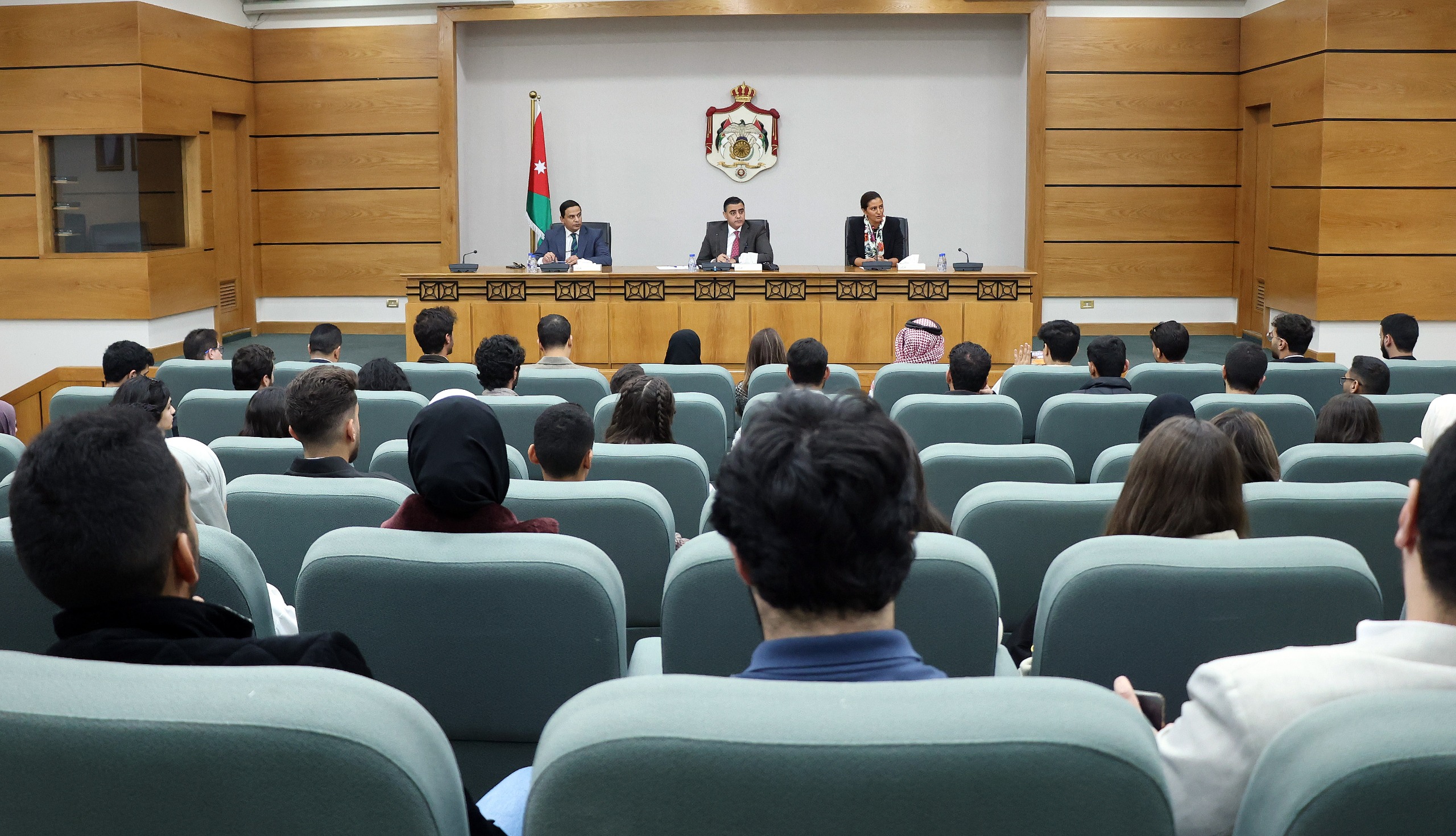 رؤساء لجنتين نيابيتين يلتقون طلبة الجامعة الأمريكية لتعزيز مشاركة الشباب في الحياة السياسية