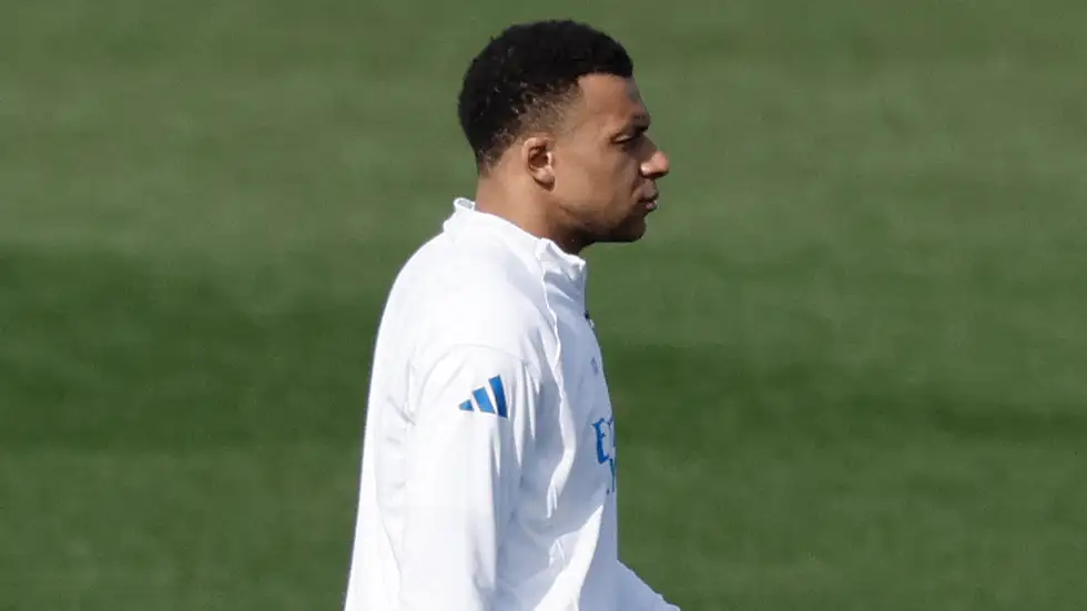 مبابي "المدافع" يقسم الإعلام المدريدي