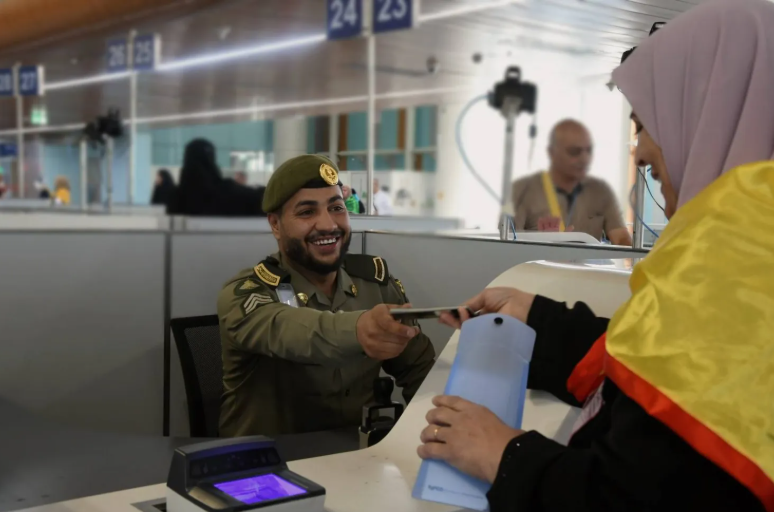 السعودية: غرامة 50 ألف ريال بحق الوافد المتأخر عن المغادرة